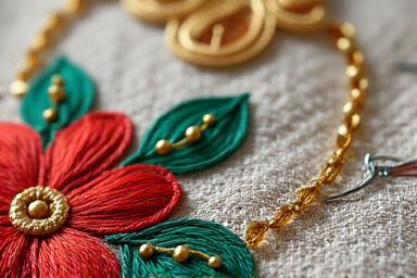 복잡한 자수 디테일 클로즈업